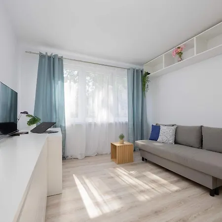 Cozy With Desk Near Potulicki Park By Renters بروشكوف