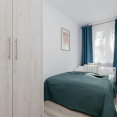 Cozy With Desk Near Potulicki Park By Renters شقة
