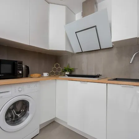 Cozy With Desk Near Potulicki Park By Renters شقة *