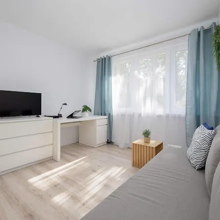 Cozy With Desk Near Potulicki Park By Renters شقة