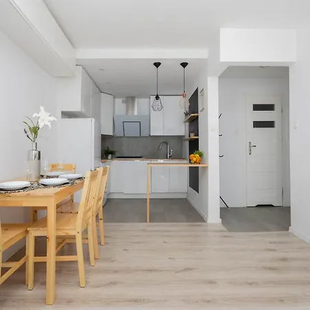Cozy With Desk Near Potulicki Park By Renters شقة *