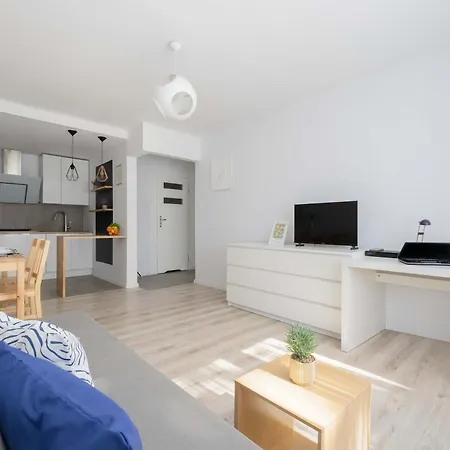Cozy With Desk Near Potulicki Park By Renters بروشكوف