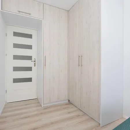 Cozy With Desk Near Potulicki Park By Renters * بروشكوف